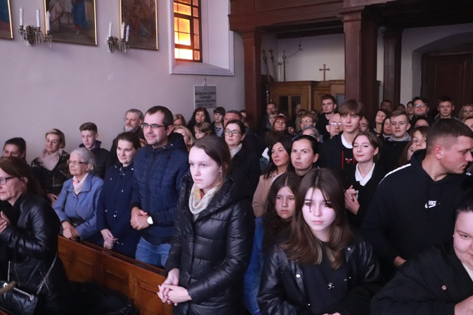 Spektakl teatralny w kaplicy na cmentarzu