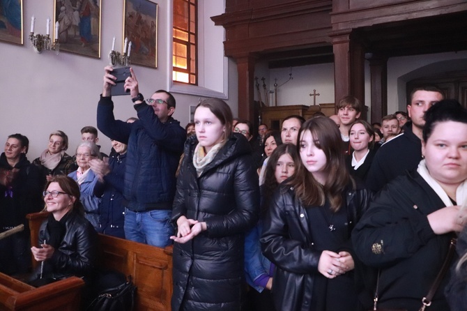 Spektakl teatralny w kaplicy na cmentarzu