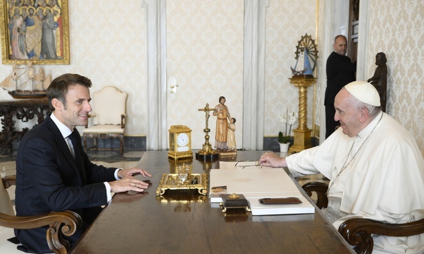 MSZ bada sprawę prezentu, jaki Emmanuel Macron wręczył papieżowi. Książka została zrabowana w Polsce?