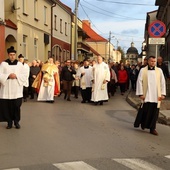 Procesja z relkwiami ulicami miasta.