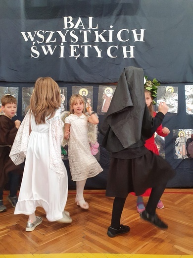 Święci balują w niebie