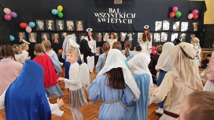 Święci balują w niebie