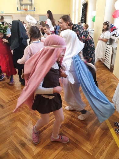 Święci balują w niebie