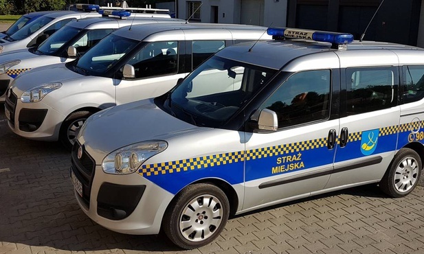 Tychy. Źle zaparkowane auto? Zamiast mandatu, kartki z pouczeniem