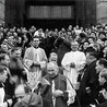 Przywitanie biskupów w Katowicach w listopadzie 1956 roku. Na pierwszym planie bp Bieniek, za nim  bp Bednorz.