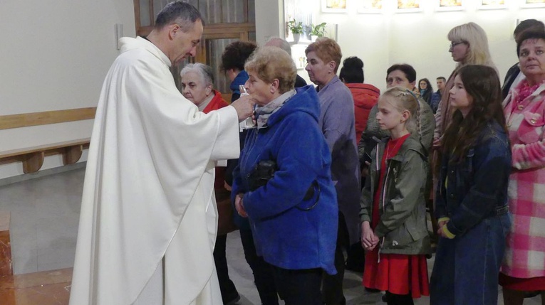 Wprowadzenie relikwii dzieci fatimskich do kościoła w Miliardowicach