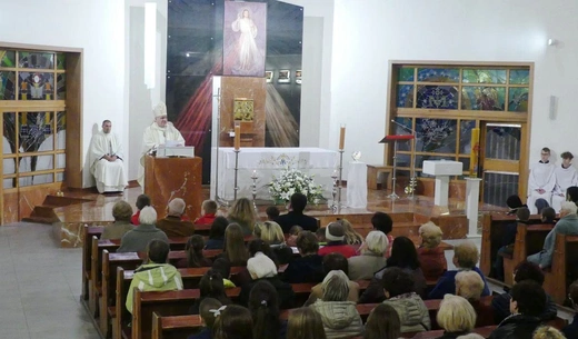 Wprowadzenie relikwii dzieci fatimskich do kościoła w Miliardowicach