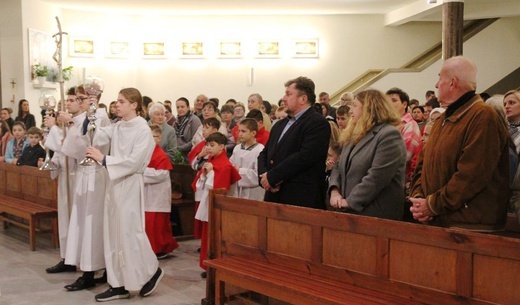 Wprowadzenie relikwii dzieci fatimskich do kościoła w Miliardowicach