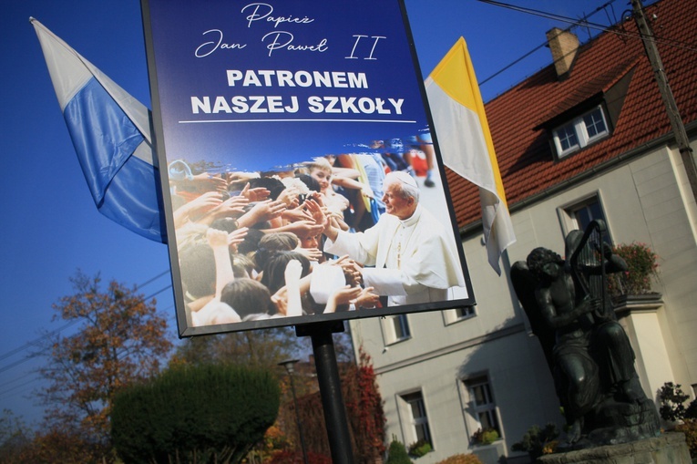 Uroczystość nadania imienia Jana Pawła II szkole w Sławięcicach