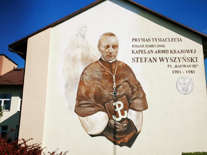 Mural z kard. Wyszyńskim