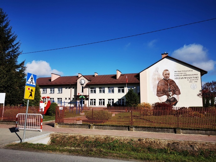 Mural z kard. Wyszyńskim