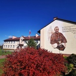 Mural z kard. Wyszyńskim