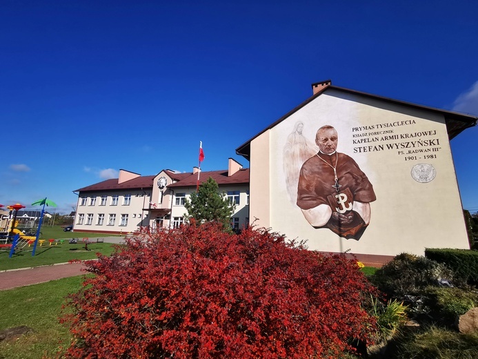 Mural z kard. Wyszyńskim