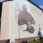 Mural z kard. Wyszyńskim