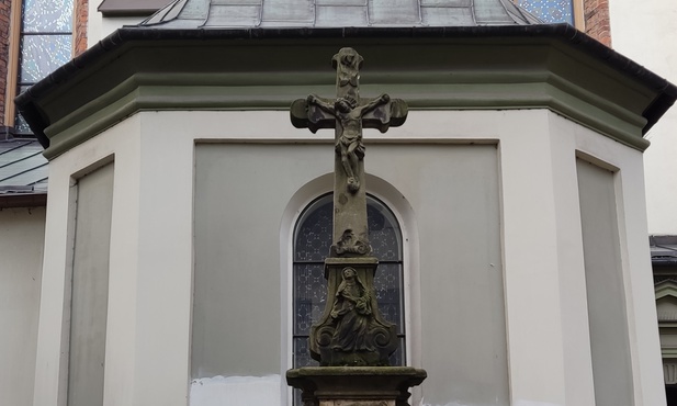Zabytkowy krzyż z Cieszyna pilnie potrzebuje renowacji.