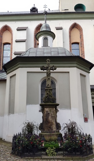 Zabytkowy krzyż z Cieszyna pilnie potrzebuje renowacji.
