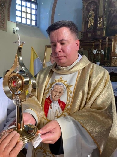 Wprowadzenie relikwii św. Jana Pawła II w Niwie