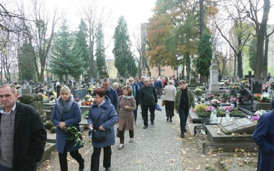 Miasto zachęca, by korzystać z komunikacji miejskiej, wybierając się na cmentarze.