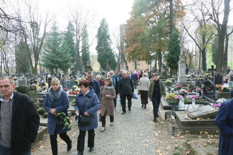 Miasto zachęca, by korzystać z komunikacji miejskiej, wybierając się na cmentarze.