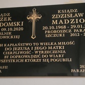 Specjalną tablicą wierni parafii uczcili gorliwych kapłanów.