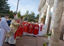 Przed frontonem świątyni abp Wacław Depo pobłogosławił figurę św. Michała Archanioła, pamiątkę jubileuszu.