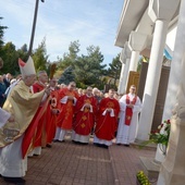 Przed frontonem świątyni abp Wacław Depo pobłogosławił figurę św. Michała Archanioła, pamiątkę jubileuszu.