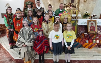 Liturgię Mszy św. przygotowały dzieci z Ogniska Misyjnego. 
