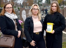 Z puszką na datki, które wesprą ratowanie zabytków nekropolii, stoją od lewej: Wioletta Petrzak, Kinga Wojtanowicz i Natalia Tomaszewska.