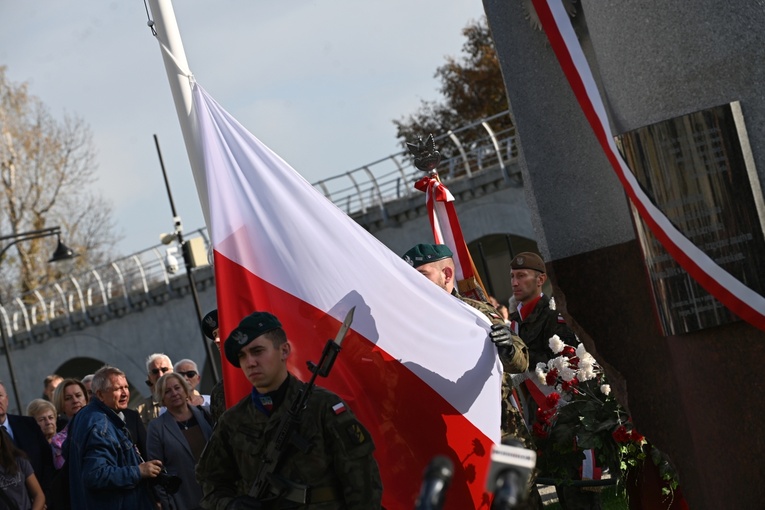 Strzegom. Odsłonięcie pomnika ofiar katastrofy smoleńskiej