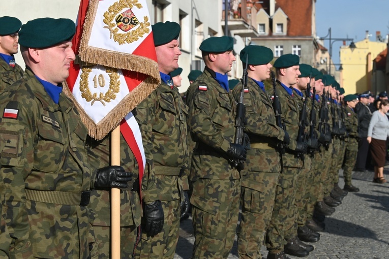 Strzegom. Odsłonięcie pomnika ofiar katastrofy smoleńskiej