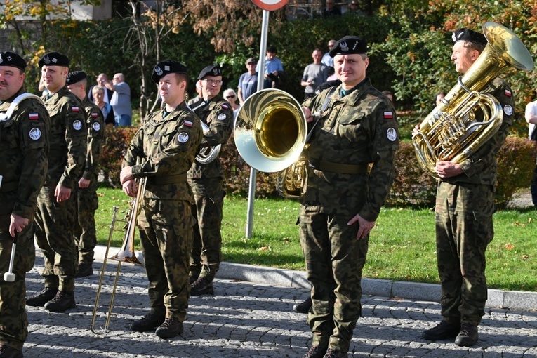 Strzegom. Odsłonięcie pomnika ofiar katastrofy smoleńskiej