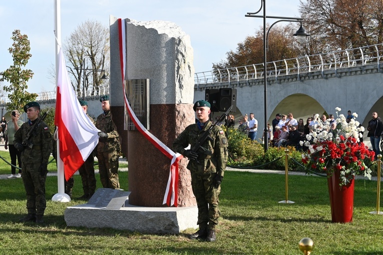 Strzegom. Odsłonięcie pomnika ofiar katastrofy smoleńskiej