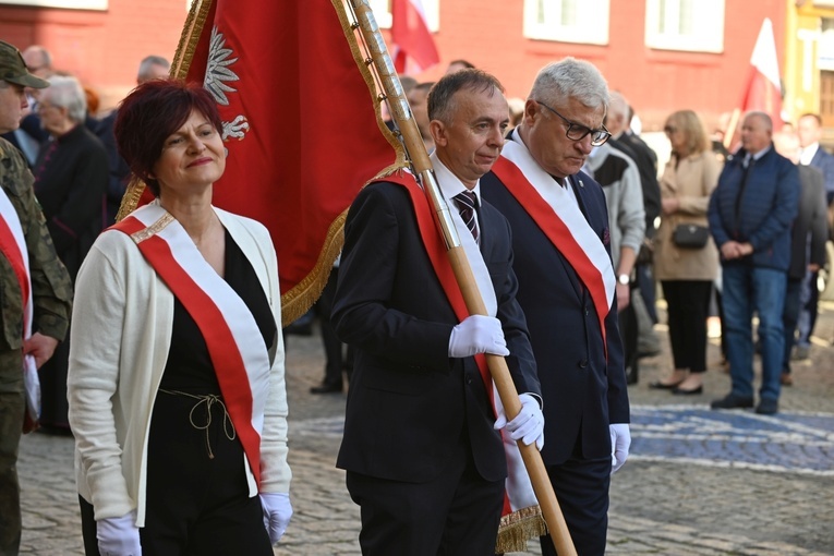 Strzegom. Odsłonięcie pomnika ofiar katastrofy smoleńskiej