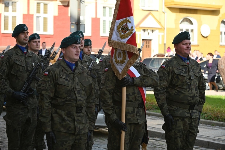 Strzegom. Odsłonięcie pomnika ofiar katastrofy smoleńskiej