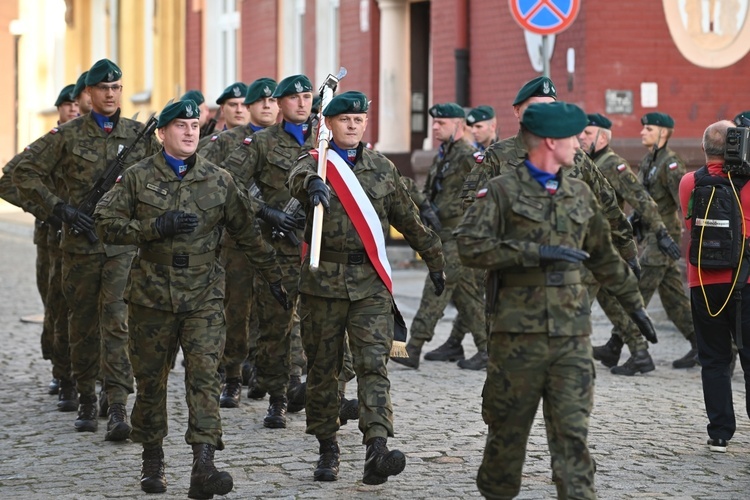 Strzegom. Odsłonięcie pomnika ofiar katastrofy smoleńskiej