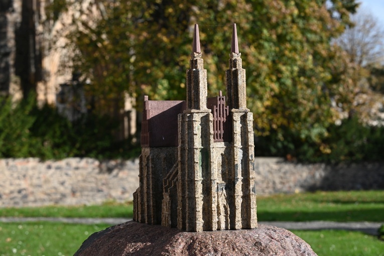 Strzegom. Odsłonięcie pomnika ofiar katastrofy smoleńskiej