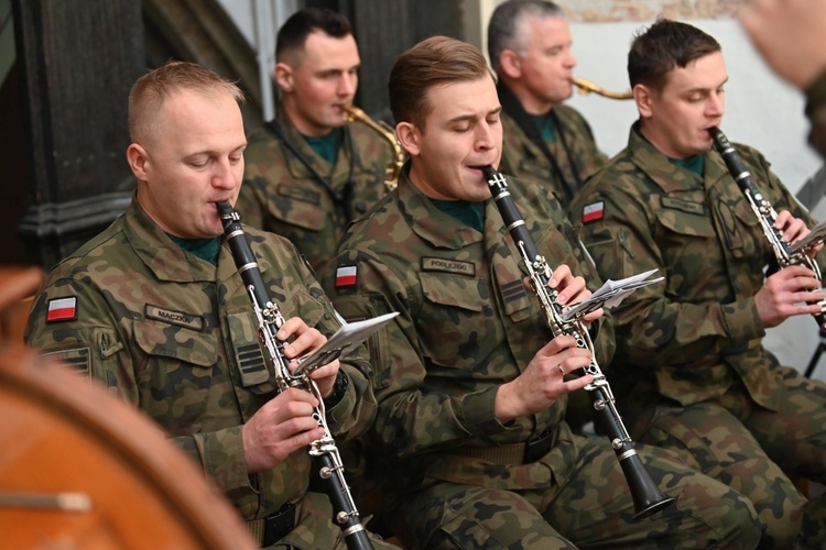 Strzegom. Odsłonięcie pomnika ofiar katastrofy smoleńskiej