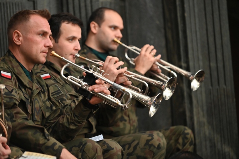 Strzegom. Odsłonięcie pomnika ofiar katastrofy smoleńskiej