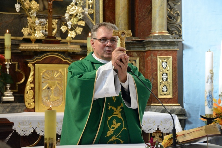Wprowadzenie relikwii bł. Carla Acutisa do parafii katedralnej w Opolu