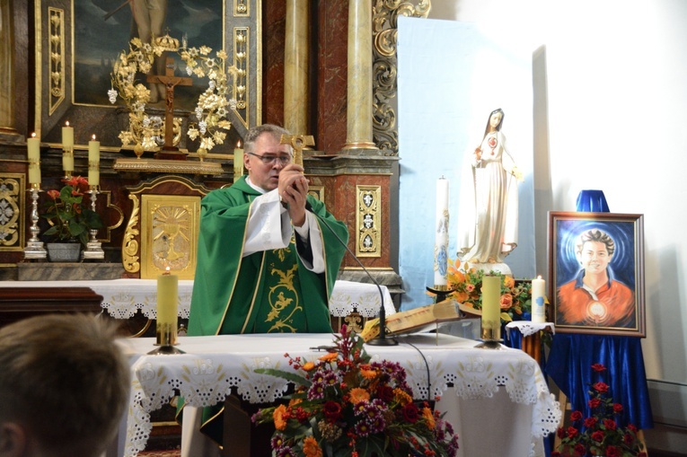 Wprowadzenie relikwii bł. Carla Acutisa do parafii katedralnej w Opolu