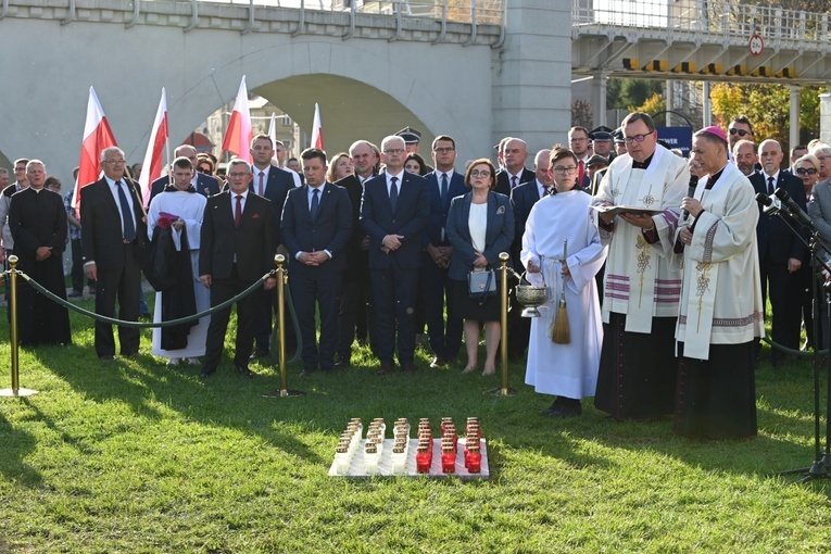 Strzegom. Odsłonięcie pomnika ofiar katastrofy smoleńskiej