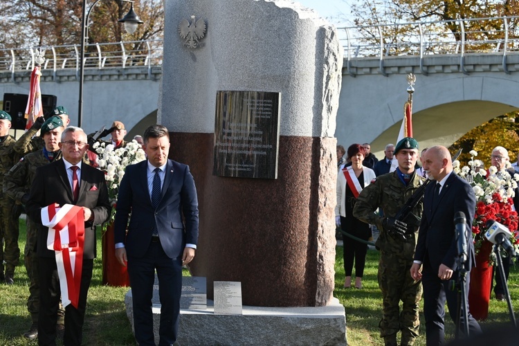 Strzegom. Odsłonięcie pomnika ofiar katastrofy smoleńskiej