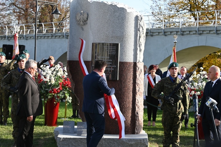 Strzegom. Odsłonięcie pomnika ofiar katastrofy smoleńskiej
