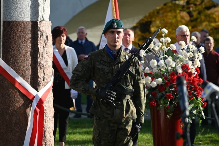 Strzegom. Odsłonięcie pomnika ofiar katastrofy smoleńskiej