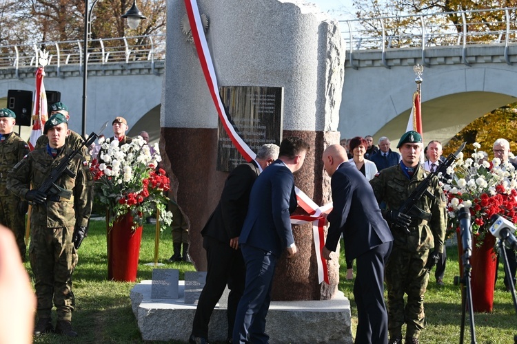 Strzegom. Odsłonięcie pomnika ofiar katastrofy smoleńskiej