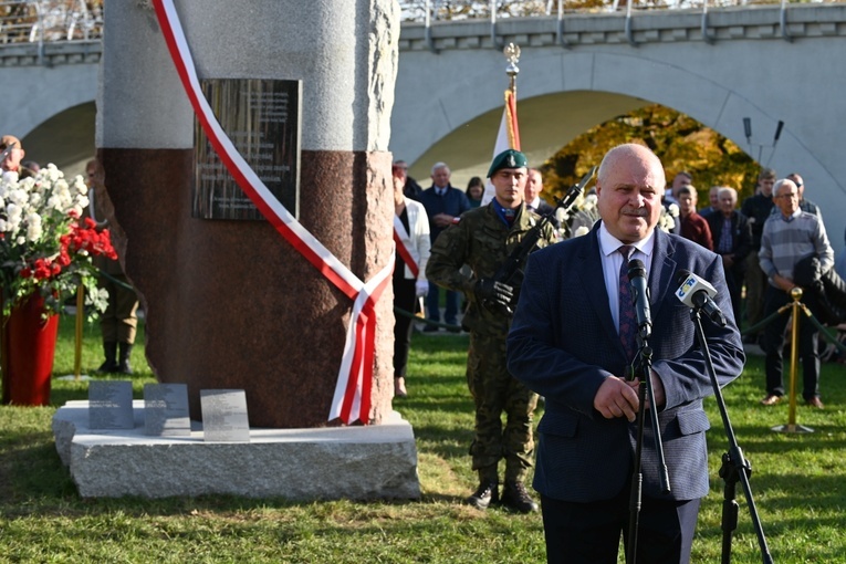 Strzegom. Odsłonięcie pomnika ofiar katastrofy smoleńskiej