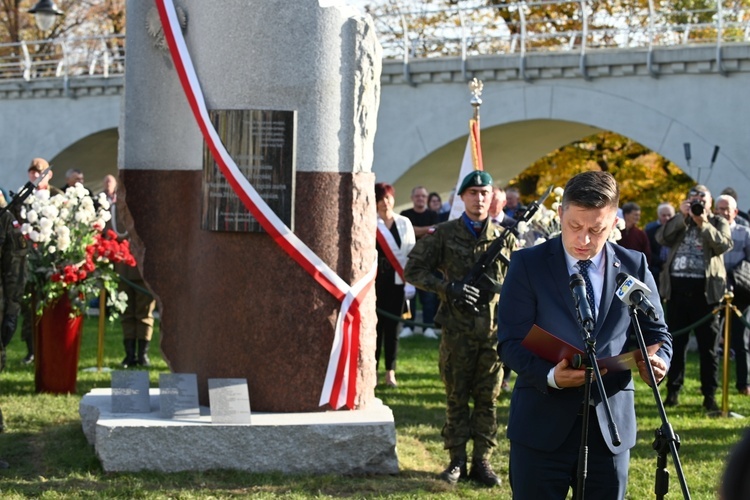 Strzegom. Odsłonięcie pomnika ofiar katastrofy smoleńskiej