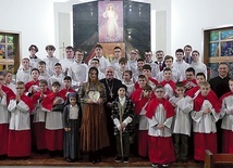 Najmłodsi z proboszczem i bp. Piotrem Gregerem w dniu przyjęcia relikwii dzieci fatimskich.