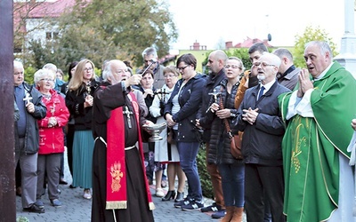 Ojciec Winicjusz Myryka OFM poświęcił też krucyfiksy przyniesione przez parafian.