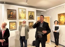 Od lewej: Urszula, Wacław i Bartłomiej Sobierajowie  oraz komisarz wystawy Marta Koczur podczas wernisażu.